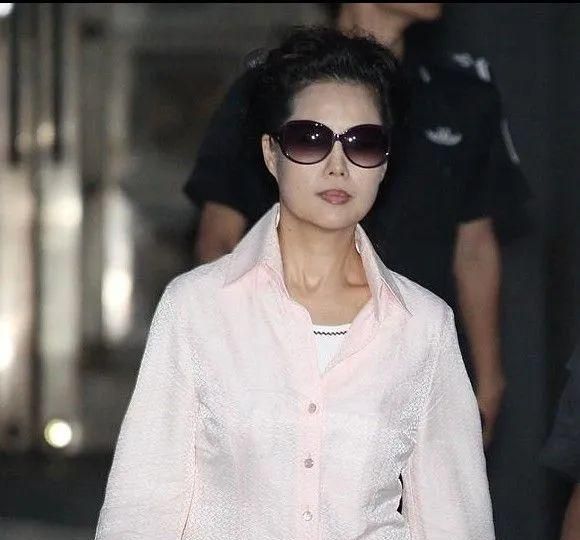 梦鸽父亲：为阻止女儿嫁大27岁李双江下跪，叛逆外孙让他操碎心