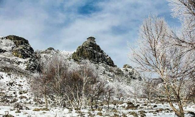 内蒙古兴安盟唯一的县，和吉林省交界，最高峰为老头山