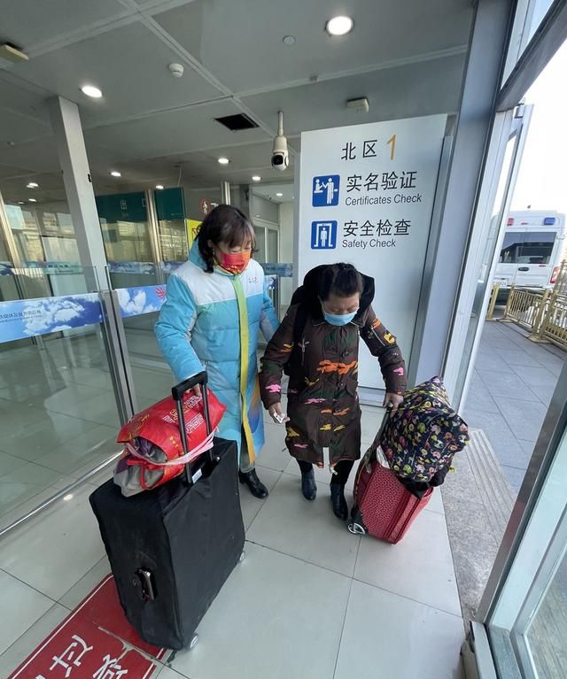 丰台区启动冬奥城市志愿服务，首批志愿者上岗北京南站