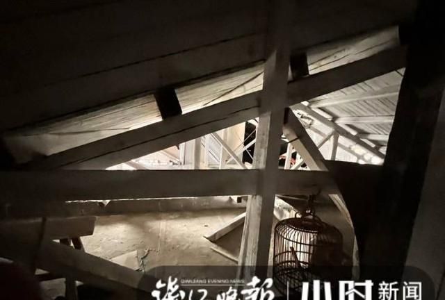 杭州一居民楼屋顶突然起火，消防车及时赶到处置，无人员伤亡