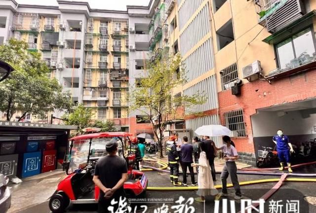 杭州一居民楼屋顶突然起火，消防车及时赶到处置，无人员伤亡