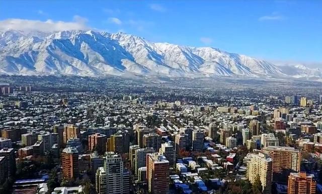 “智利首都”圣地亚哥：智利最大城市，地处山间盆地属地中海气候