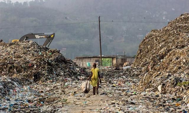 印度靠垃圾造出新科技，用塑料垃圾铺公路，到底靠不靠谱？