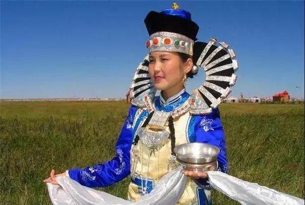 蒙古族为什么偏好白色和蓝色？