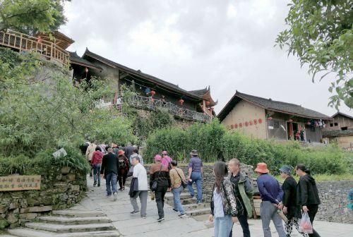 武陵山区·湖南省花垣县十八洞村：寂静的苗寨热闹起来