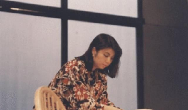 1993年黄家驹去世，前女友林楚麒以未亡人身份守夜，她现在如何了
