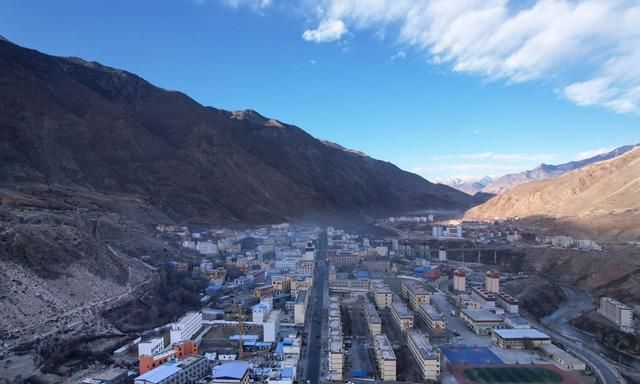 西藏东部的一线城市，全城只有一条街，冰川湖泊机场却是全国闻名