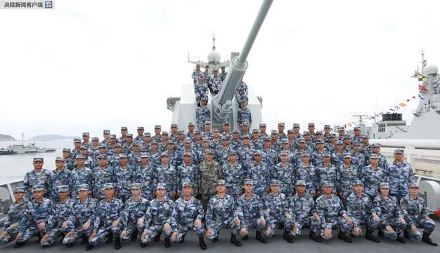 习近平出席南海海域海上阅兵：把人民海军全面建成世界一流海军