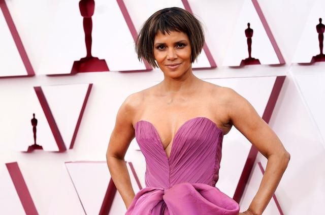 奥斯卡影后Halle Berry获得了人民选择奖偶像大奖