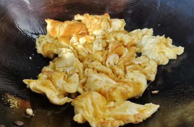 大葱炒蛋简单好吃的做法，鸡蛋不腥不柴又软嫩，葱香扑鼻