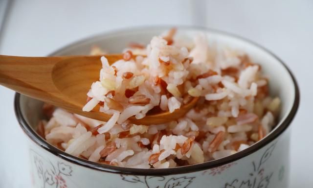 米饭这么蒸，又香又软，粒粒分明，低糖又健康，1次吃2碗也不会胖