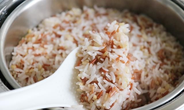 米饭这么蒸，又香又软，粒粒分明，低糖又健康，1次吃2碗也不会胖