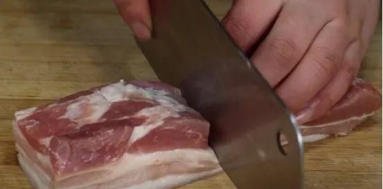 保存猪肉时，切记不要再直接放冰箱！教你一招，吃着就像是鲜肉