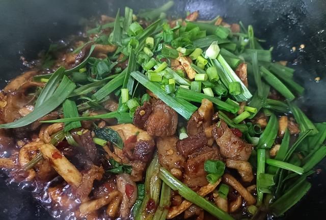 湘菜最有名的家常小炒，堪称下饭菜的“天花板”，咸香开胃真好吃