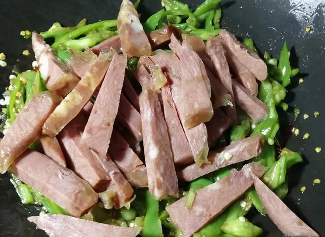鲜嫩美味的驴肉炒青椒，做法很简单，好吃更下饭，家人停不下筷子