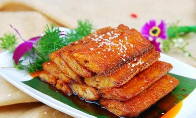 干收带鱼，吃起来咸鲜醇浓，干香滋润，是一道下酒的美味佳肴