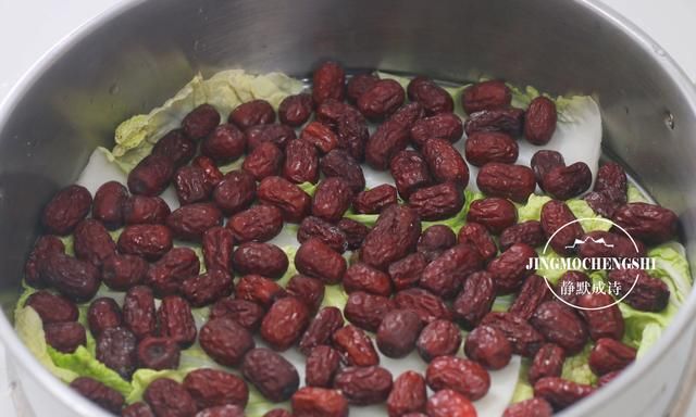 黄米面红枣年糕，面和枣各两层，软糯香甜，北方过年必备食物