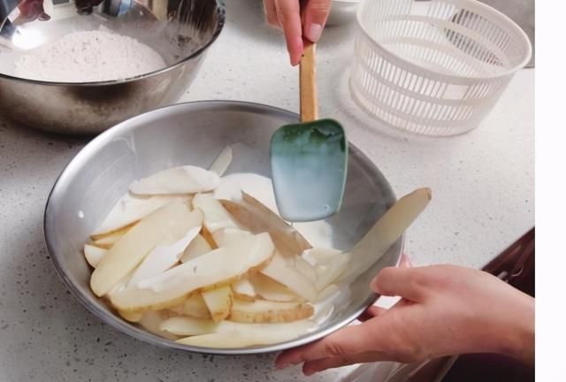 土豆这种做法，比薯条香脆多了，不炒不油炸，孩子最爱吃