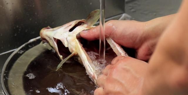 这才是鲤鱼最入味的做法，教程详细易懂，好多鱼都能这样做着吃