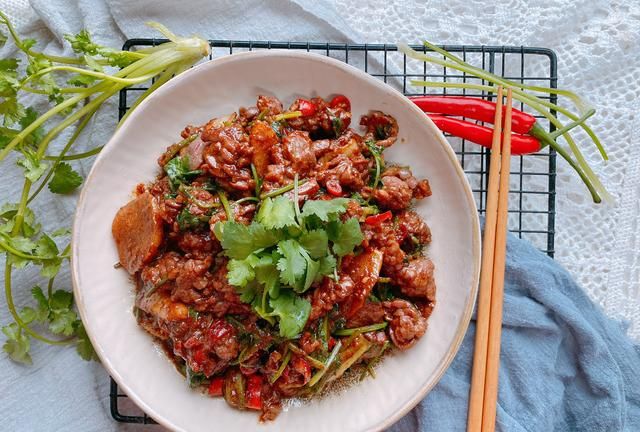 下饭神器香菜炒牛肉，牛肉滑又嫩，香辣下饭百吃不腻，10分钟搞定