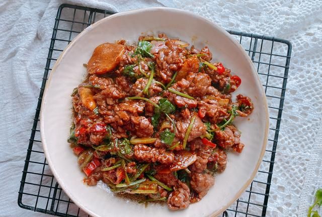 下饭神器香菜炒牛肉，牛肉滑又嫩，香辣下饭百吃不腻，10分钟搞定