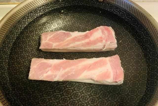 过年做虎皮扣肉，记住5个简单小技巧，扣肉色泽金黄起泡出虎皮