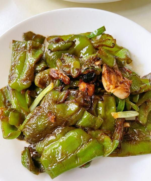 最常吃的家常菜，还属不加肉都好吃的豆豉煸青椒最诱人