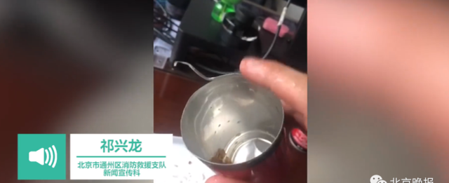 隐藏的“炸弹”！男孩从冰箱拿冰冻可乐，开启瞬间发生爆炸，脸部被缝38针