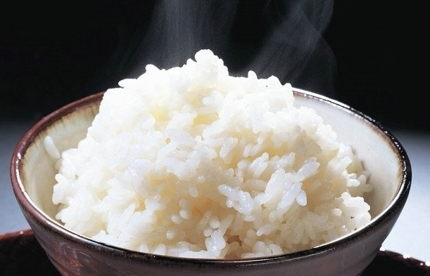 大米直接加水蒸，难怪米饭不好吃，学会4个诀窍，又香又软不发粘