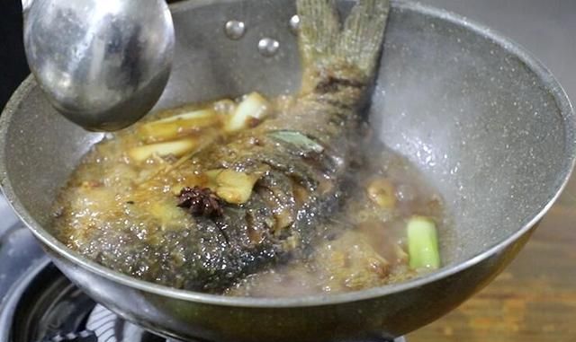 厨师长教你做年夜饭大菜：红烧鲤鱼，制作简单鲜美细嫩，太好吃了