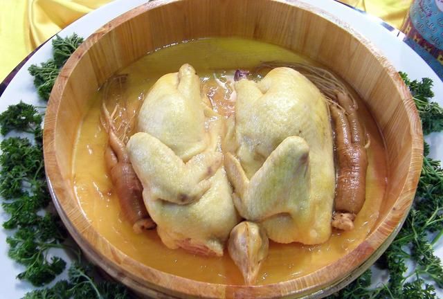 「水晶鸡」是一道广东湛江的特色传统名菜