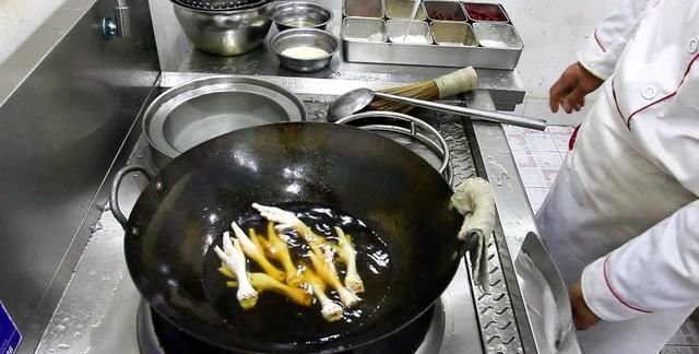 厨师长教你鸡爪如何起虎皮的技巧，详细的饭店做法，能做招牌菜