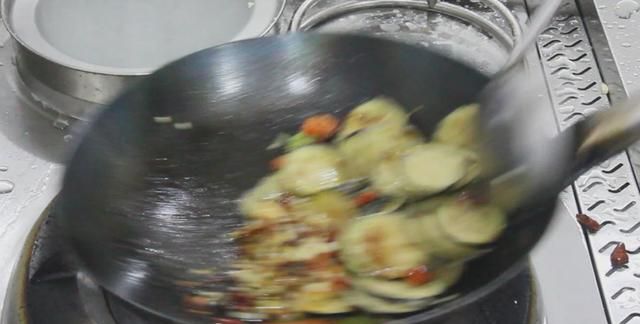 大厨教你香炒茄子的家常做法，步骤很详细，炒出来的茄子别有风味