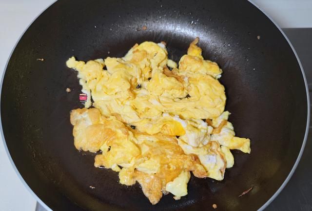 鸡蛋和它是绝配，随手一炒，鲜香开胃，比韭菜爽脆，比黄瓜营养