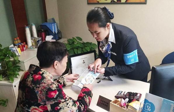 杭州女子遭遇电诈，在银行小哥哥的帮助下，340万首付款保住了……警方上门发奖