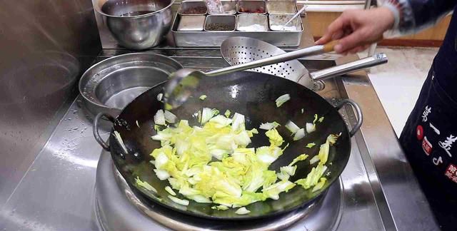 大白菜炒粉条这么做，粉条不坨不粘锅，白菜清淡不油腻，简单下饭