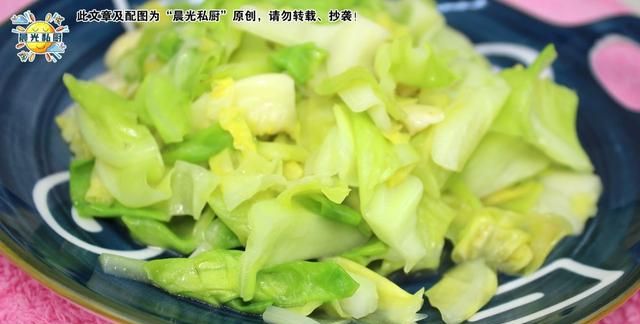 如何在家炒出清脆爽口的卷心菜？过水、少油、锅气和快炒是关键