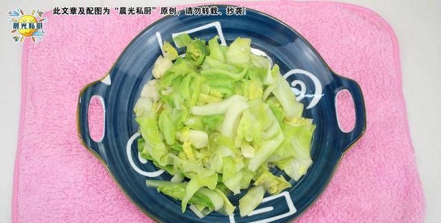 如何在家炒出清脆爽口的卷心菜？过水、少油、锅气和快炒是关键