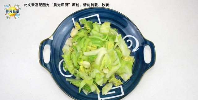 如何在家炒出清脆爽口的卷心菜？过水、少油、锅气和快炒是关键