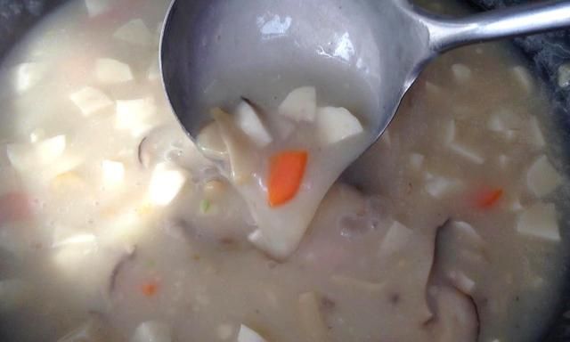 煮菌汤，千万记得加上这一步，做出来奶白又浓香，真是越喝越好喝