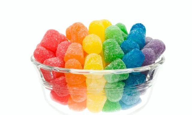 五颜六色的糖果看起来好诱人，但有没有健康风险？科学家开始重视这件事