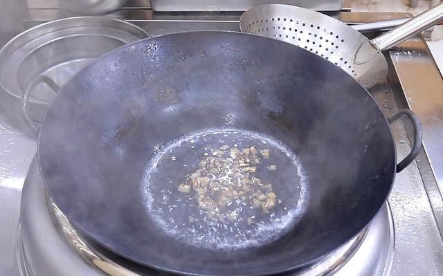 “蛋炒饭”家常做法，这几个技巧很关键，米饭金黄松散，粒粒分明