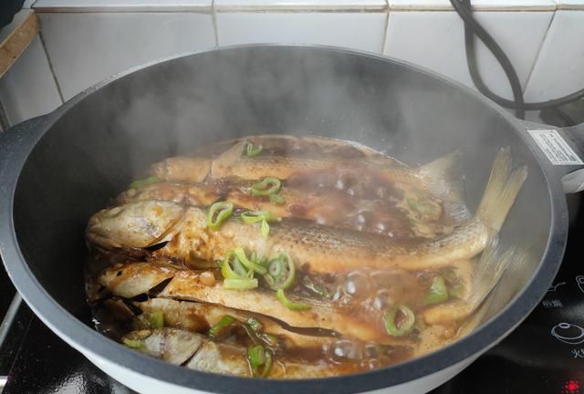 家常酱焖梭鱼，酱香味道浓郁，鱼肉鲜美，下饭又解馋