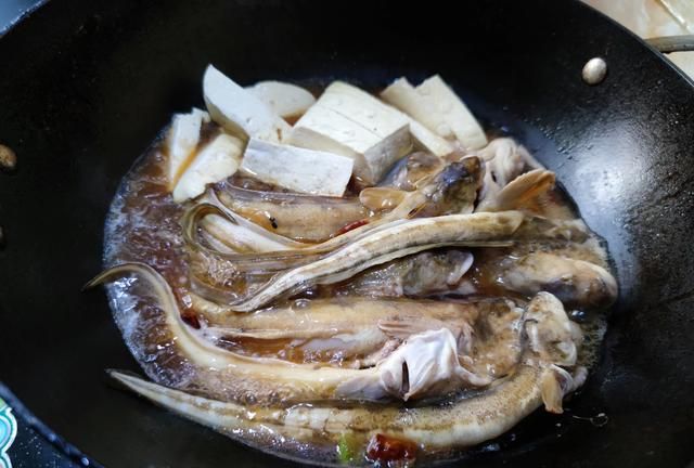 海鱼怎么炖最好吃？胶东人：掌握好这“3招”，鱼肉鲜香入味不碎
