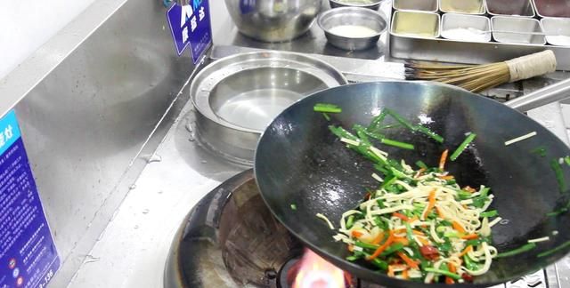 厨师长分享韭菜炒千张做法，简单易懂，清淡少油的家常小炒