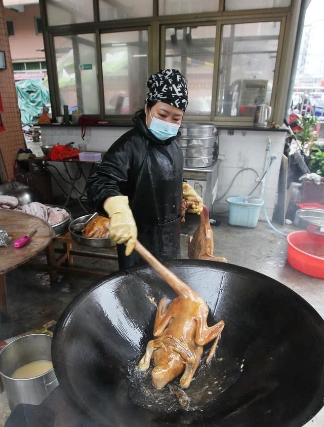 通宵“蒸年鹅”，樟木头客家年味浓