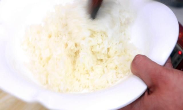 做蛋炒饭、先炒蛋还是先炒米？教你正确做法，米饭粒粒分明太香了