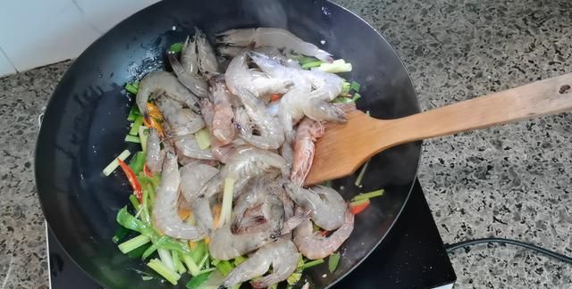 一夲食记｜香辣基围虾的家常做法，大虾和鸭蛋一起炒才完美