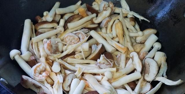 红烧虾仁蘑菇的做法，鲜香美味又好吃，做法简单味道不错
