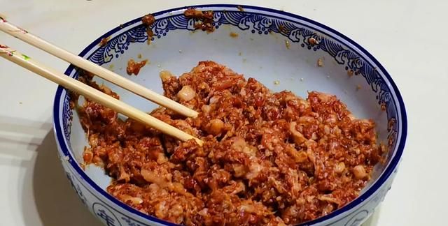 西葫芦饺子好吃有诀窍，用这个方法调馅，味道格外鲜，味精都省了